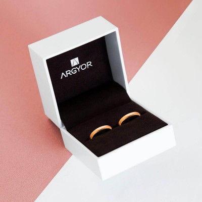 Alianza de oro con diamante... 2