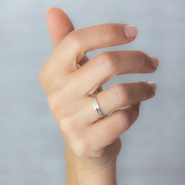 Alianza de boda bicolor satinada...