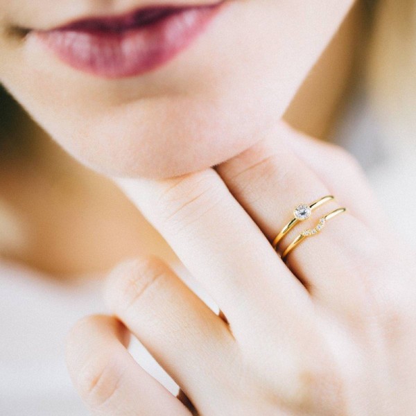 Anillo de oro amarillo solitario con...